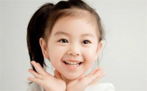 黄姓2026年04月26日出生的女孩子取什么名字好？八字五行取名分析