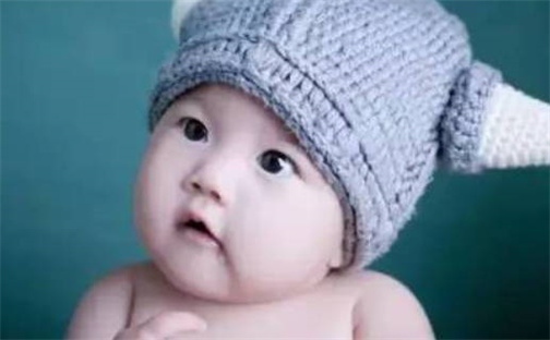 何姓男生的书香气质名字精选，给宝宝一个好名字